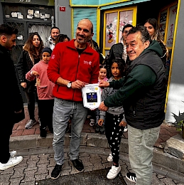 Çocuklar Gülsün Diye